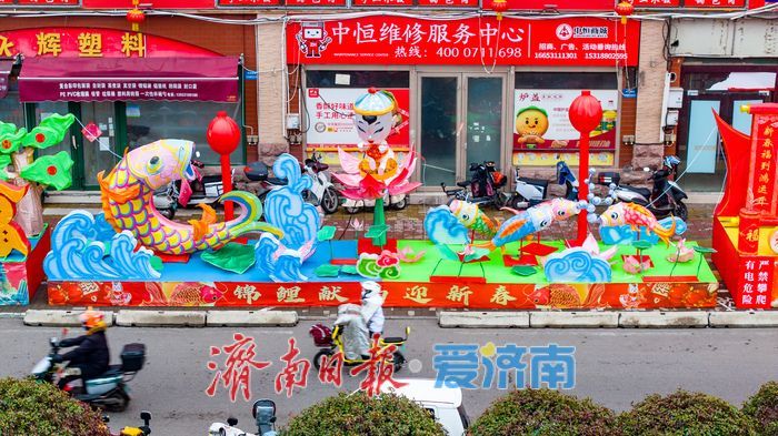 济南街头年味未散 中恒商城西侧花灯依旧亮眼