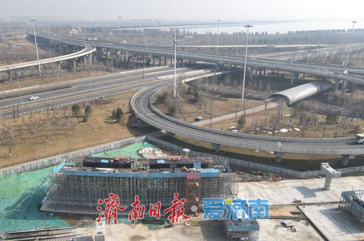 黄岗路穿黄隧道黄河北岸连接线高架箱梁陆续亮相