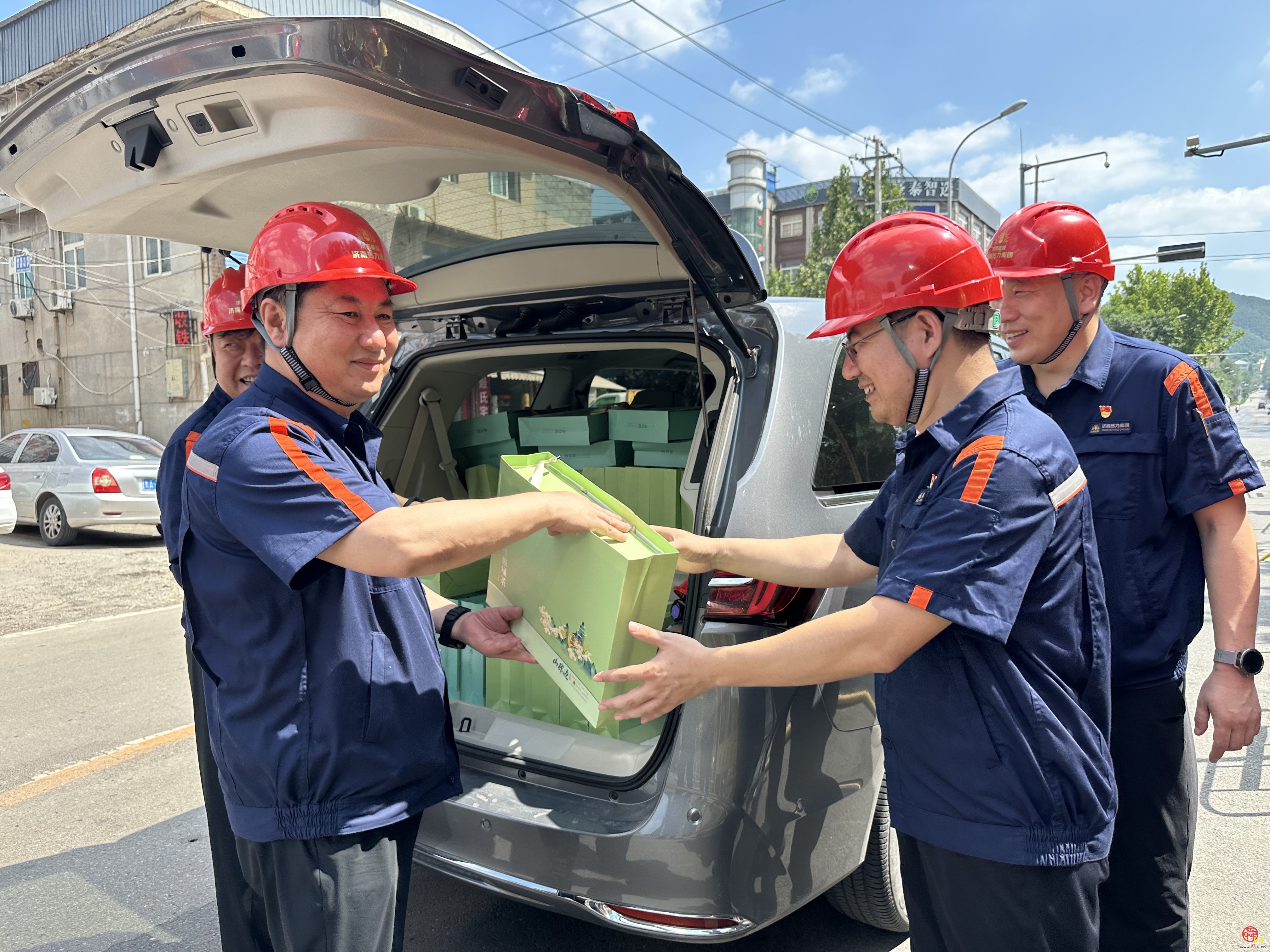 济南热力集团工会到重点项目现场开展“夏送清凉”慰问活动