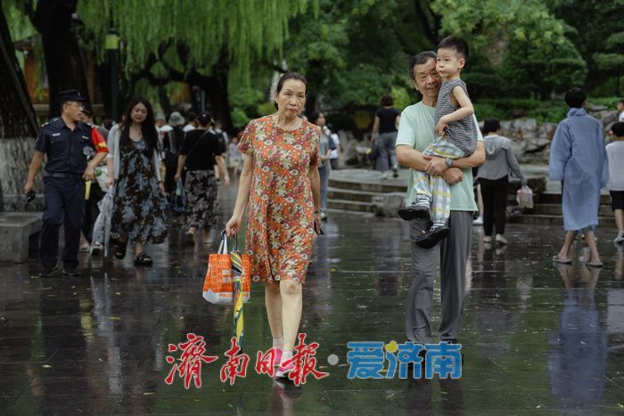 一年四季 泉在济南｜雨后黑虎泉畔，市民取水赏景尽享清凉