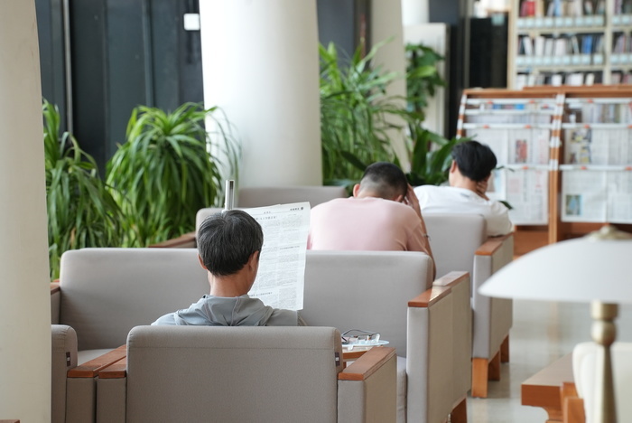 济南持续高温天气 图书馆成消暑新去处