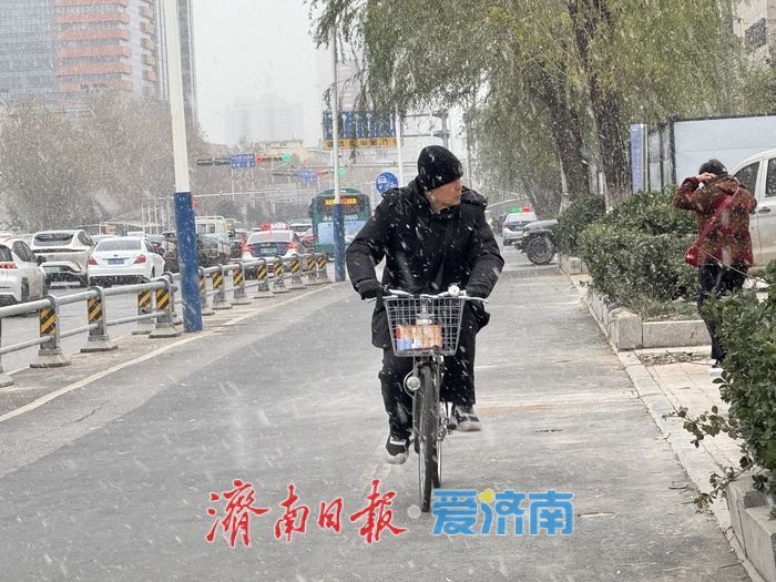 初雪至泉城 市民冒雪赴日常