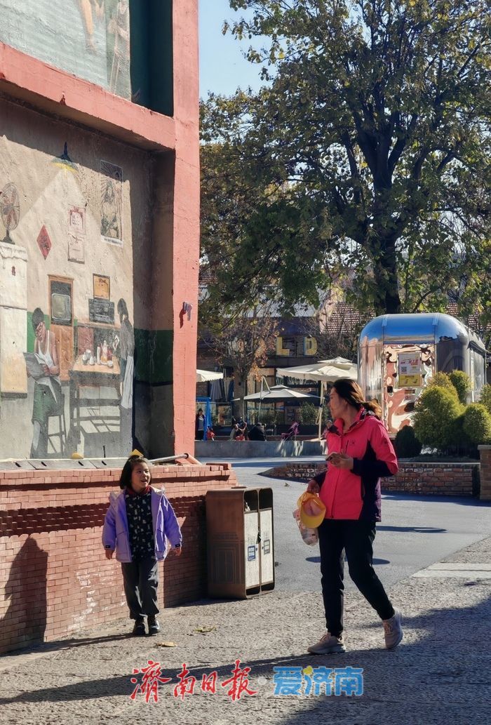 冬日暖阳点亮济南百年上新街，老城烟火与潮流气息在晴空下交融