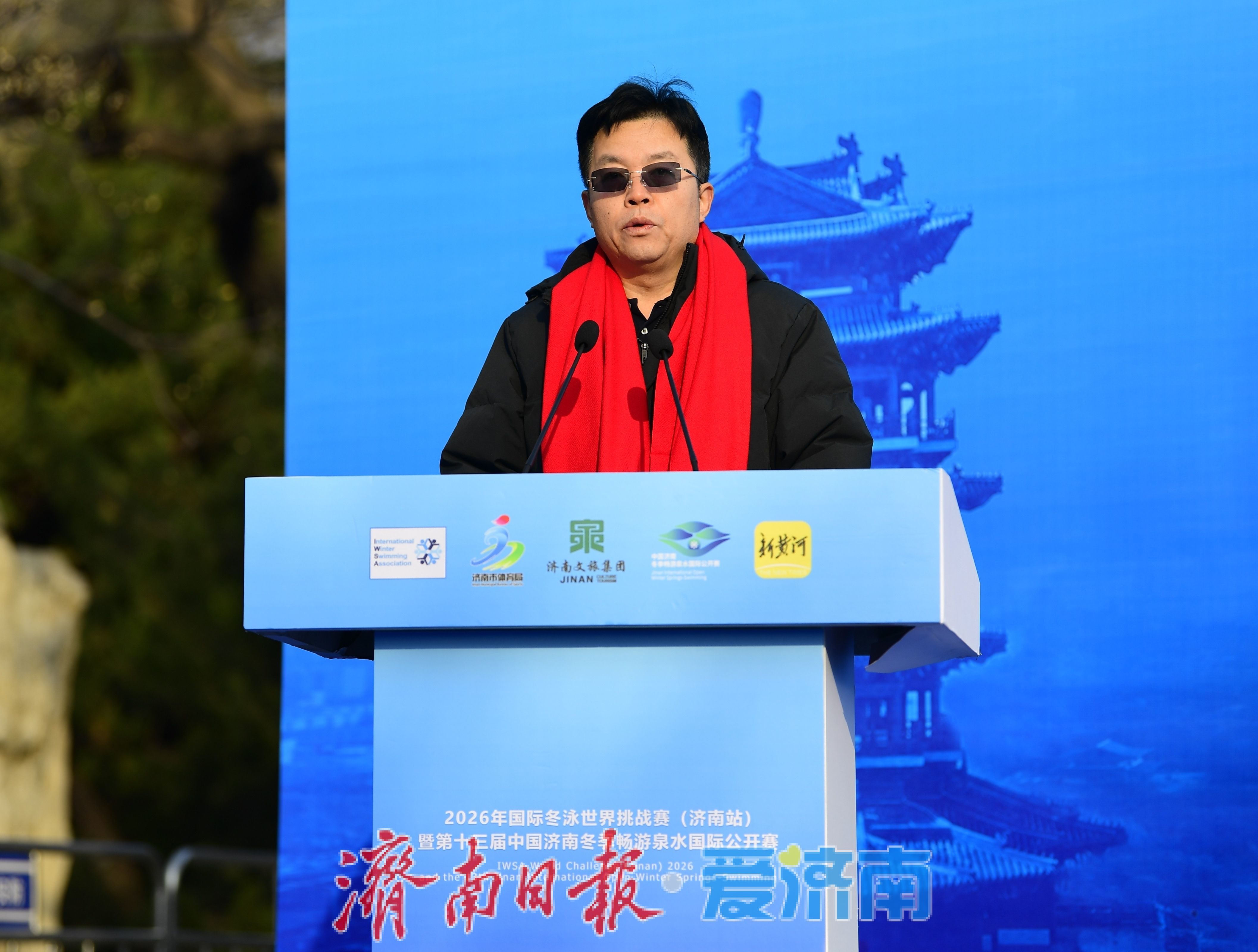 千名冬泳爱好者竞逐大明湖 第十三届中国济南冬季畅游泉水国际公开赛启幕