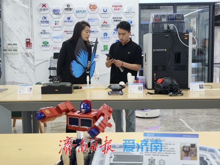 机器人6S中心热度不减 零距离触摸未来科技魅力