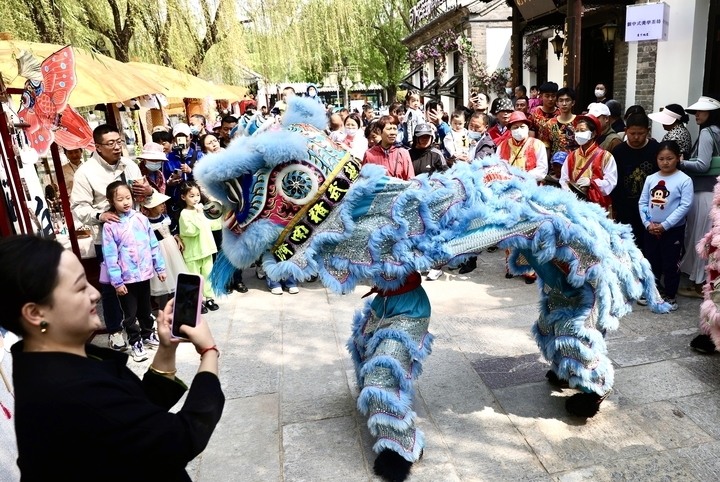 “泉”在济南过五一｜百花洲重启观光迎来首个周末 游客争睹舞狮表演讨彩头