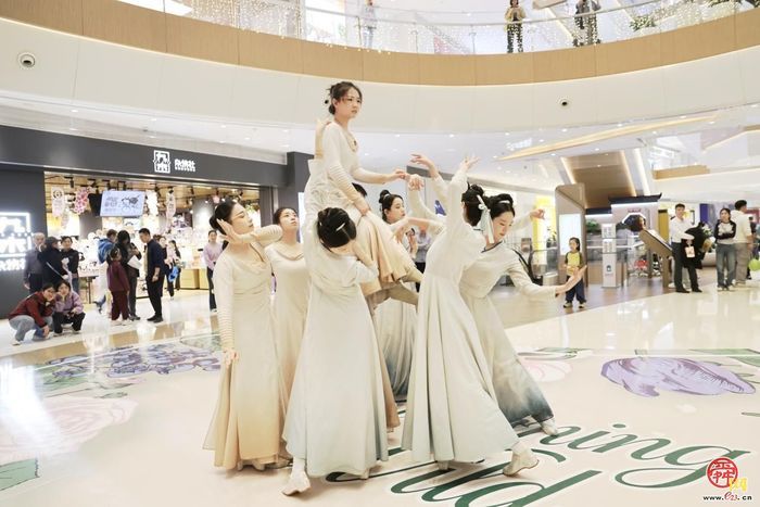 如梦令巡游闪演亮相领秀城贵和 清明假期添彩都市文化生活