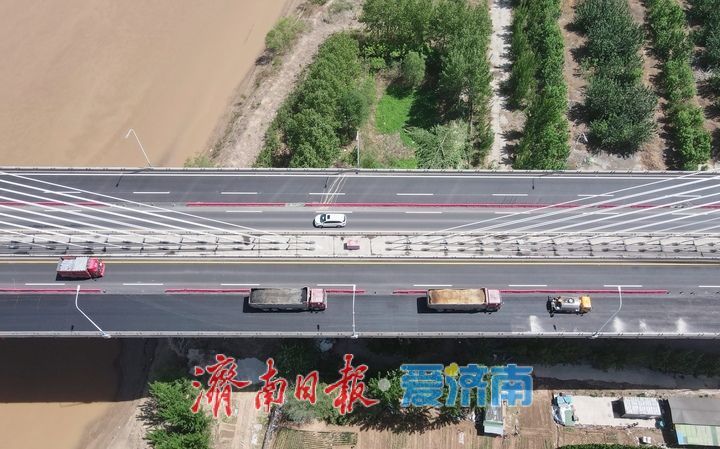 济南建邦黄河公路大桥沥青路面翻新施工正酣，车辆导改至中央车道
