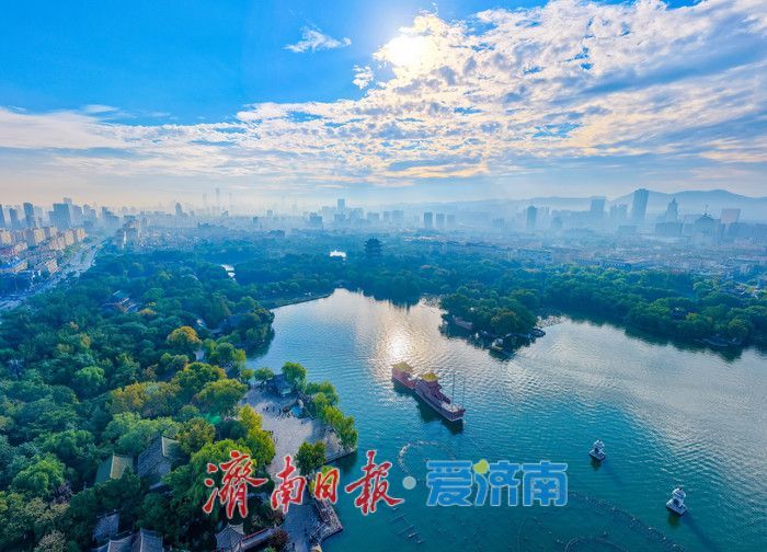 秋雨后晨雾漫明湖 泉城绘就水墨画卷