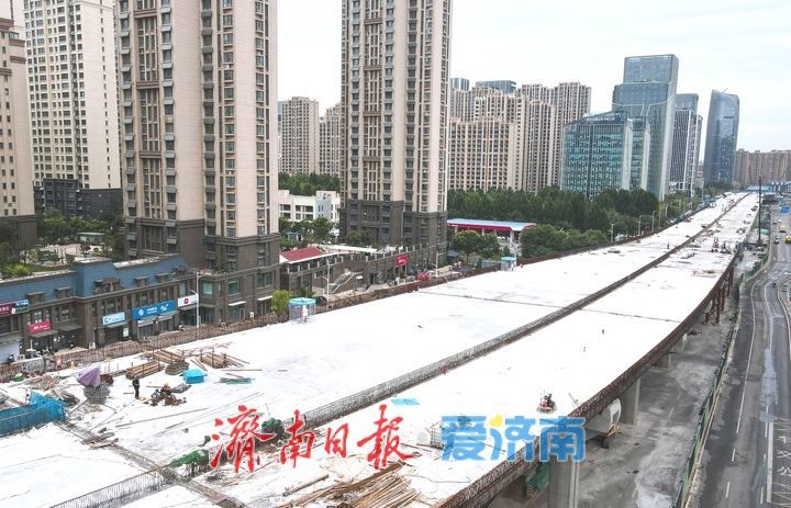 济南凤凰黄河大桥南延工程经十路以南段首条下桥匝道浇筑成型