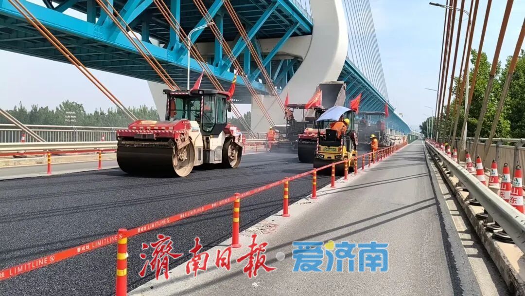 济南黄河大桥（老桥）项目沥青混凝土试验段摊铺施工顺利完成
