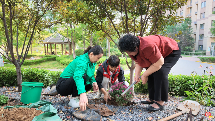 秋润方寸园 绿满邻里家 济南“园·林惠民行”共建花园绿植更新科普实践活动走进舜信社区