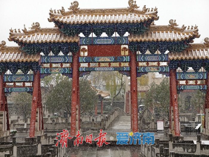 济南邂逅今冬初雪，府学文庙红墙映雪诗意浓