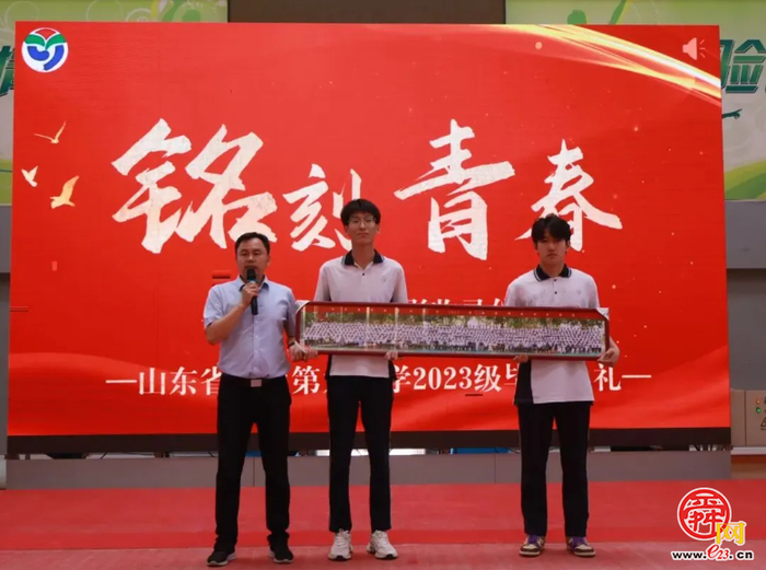 比了个耶，我们就毕业啦！