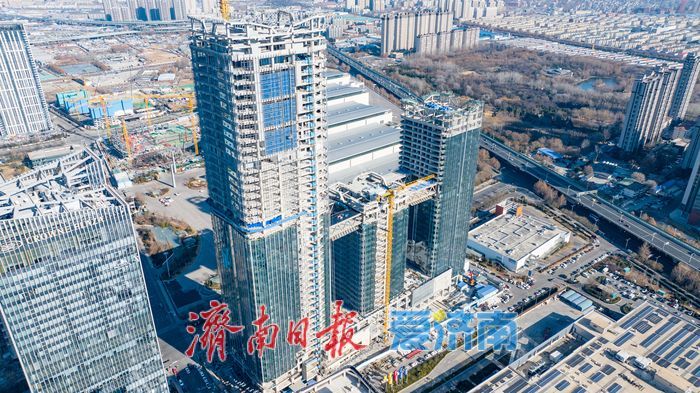 项目强省会｜重塑城市天际线：万融云城二期玻璃幕墙亮相，双连廊贯通