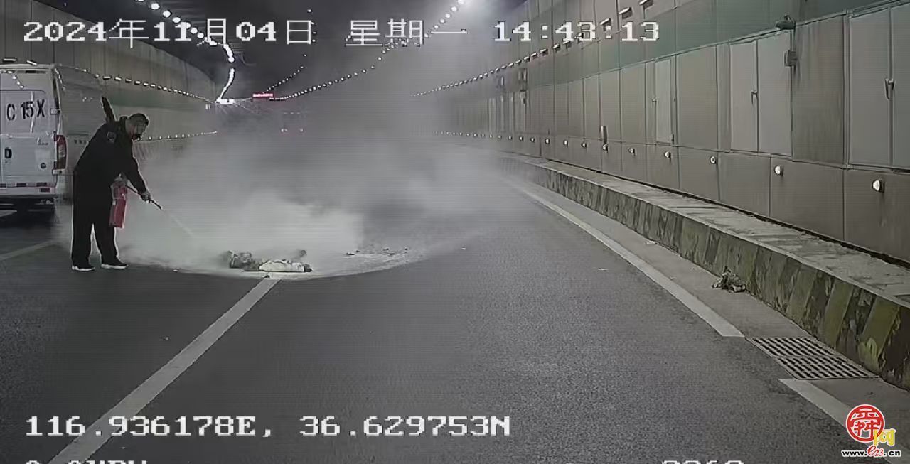 隧道内毛毡布起火，公交驾驶员机勇扑灭