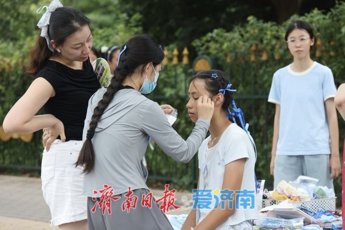 演唱会带热应援妆造！奥体周边编发摊位人气火爆