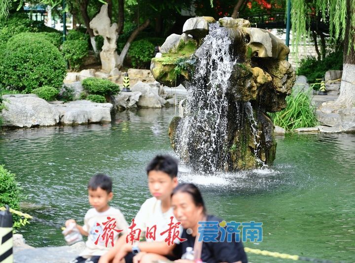 月牙泉持续喷涌一周年，刷新观测史上最长纪录