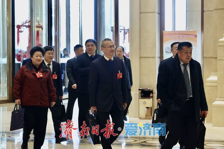 出席市两会的代表委员陆续报到