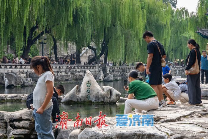 一年四季 泉在济南丨泉畔寻秋，济南秋日泉水游升温