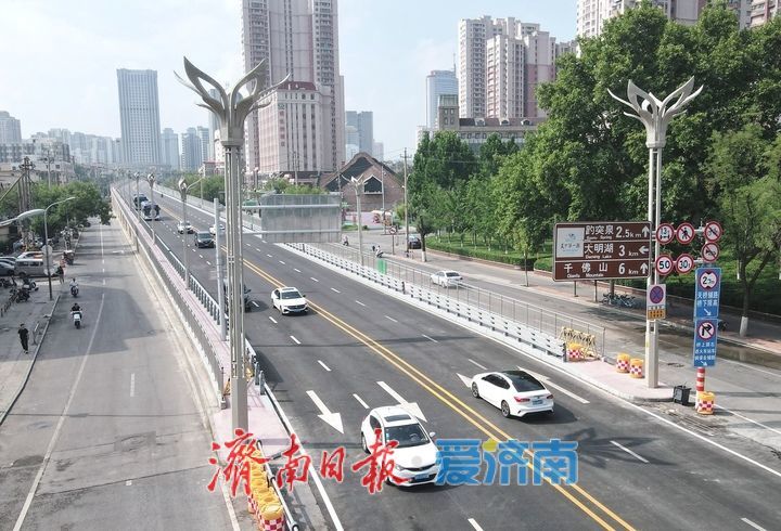 济南纬二路跨铁路天桥桥上路正式放开通行
