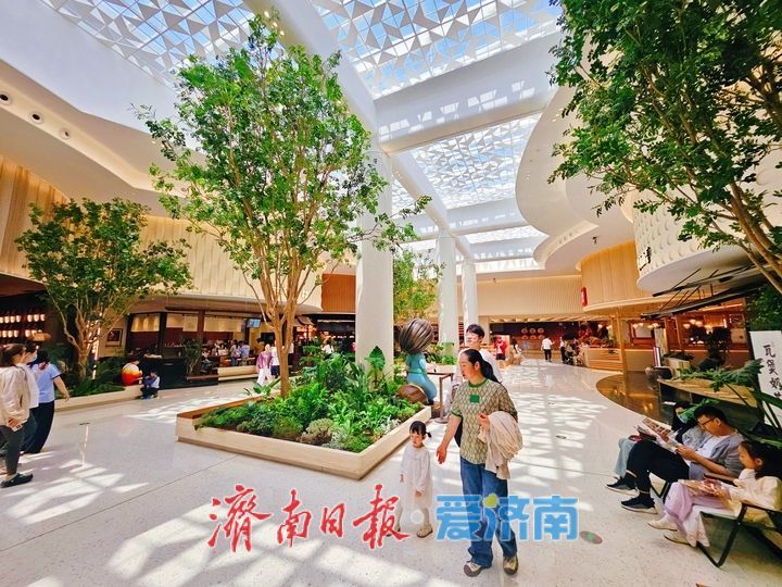 绿植添韵扮靓商场 生态休闲赋能购物新体验