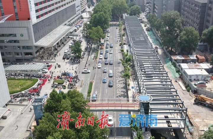 项目强省会｜跨文化西路过街天桥主体建设基本完工 附近建立体停车场满足停车需求