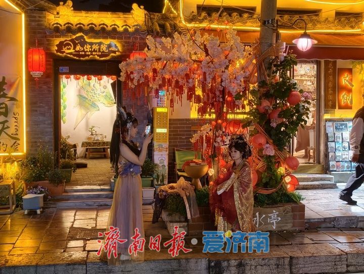 曲水亭街夜景迷人，尽显泉韵烟火气