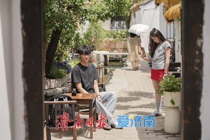 泉韵老街醉游人