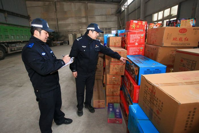 非法储存销售烟花爆竹，三人被刑事处理