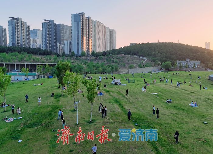 一年四季 泉在济南丨在济南，有一种浪漫叫“去菠萝山一起躺平”