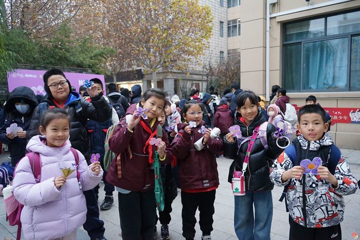 济南市历下区燕山小学开展爱国主义教育：一朵紫金草，绽放和平之花