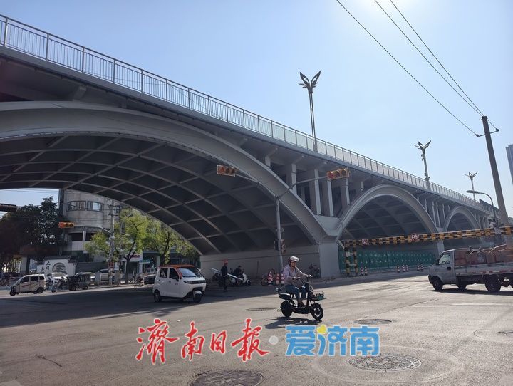 项目强省会｜围挡拆除新貌亮相 济南纬二路跨铁路天桥桥下道路恢复通行