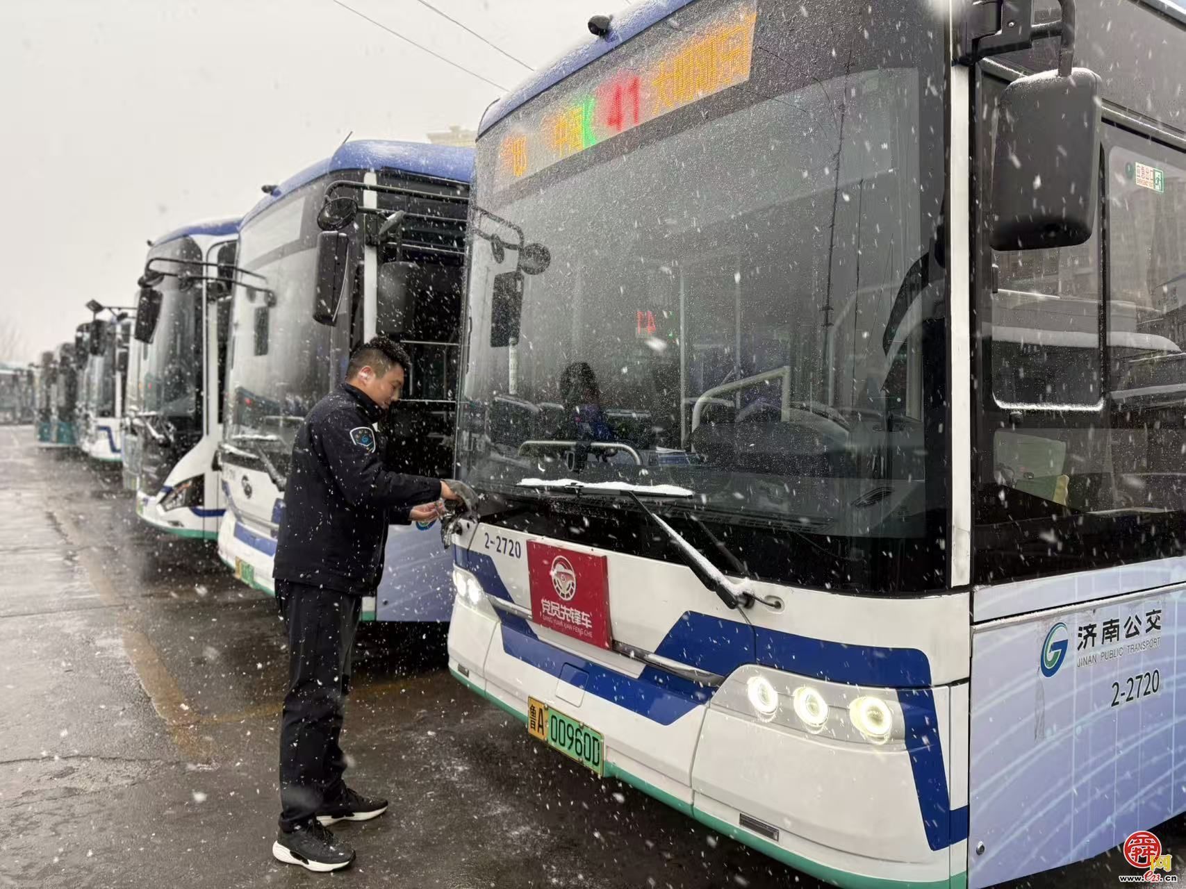 济南公交全力护航温暖市民出行路