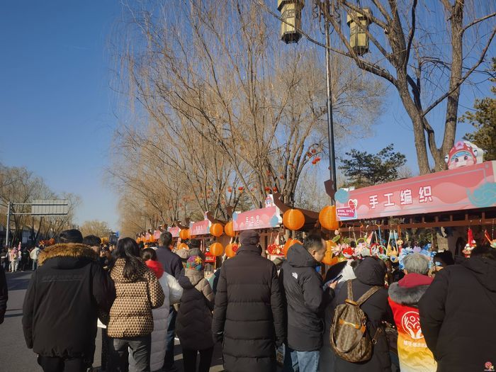 【网络中国节·春节】“泉”在济南过大年｜热乎的红糖姜茶、歇脚休息的长凳，明湖市集里的暖心细节有温度