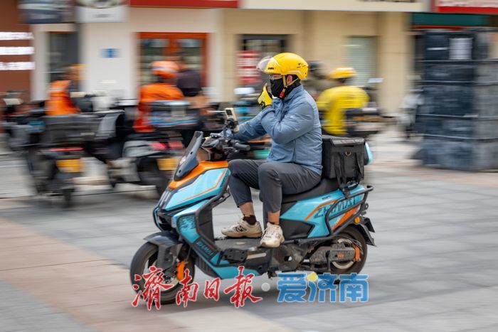 正午十点的民康里：高温炙烤下，步行街里的 “骑手港湾”