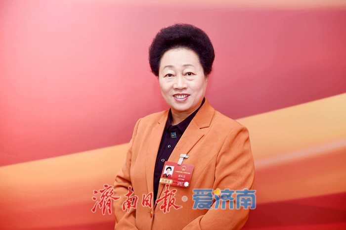 全国人大代表卓长立：为3800万家政服务员织好养老保障网