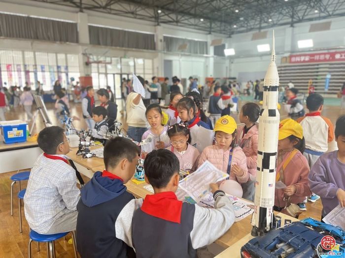 像科学家一样思考，像工程师一样实践！济南市市中区泉泽小学举办科技游园会