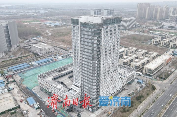 济南西部大型公交枢纽外立面装修进入尾声