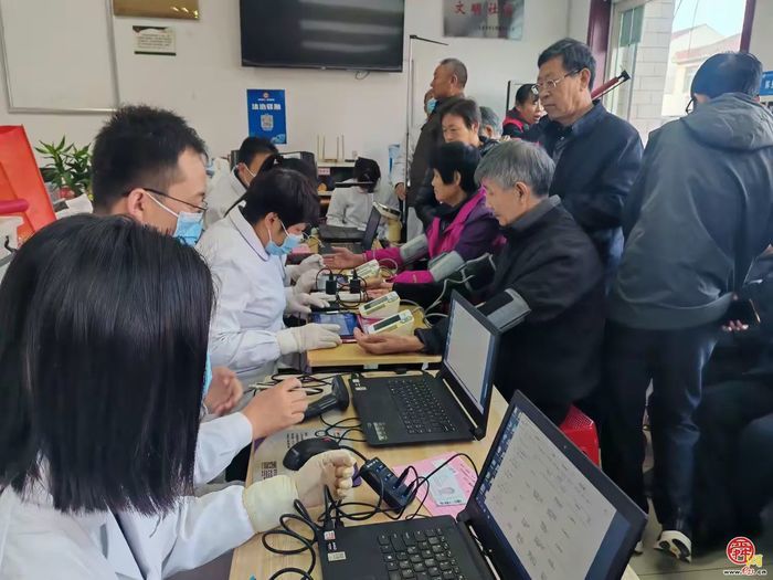 普集街道瑞祥社区开展“重阳敬老 健康护航”健康体检活动