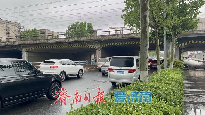 雨后记者探访城区低洼路段：多条主干道路均未出现明显积水，车辆正常通行
