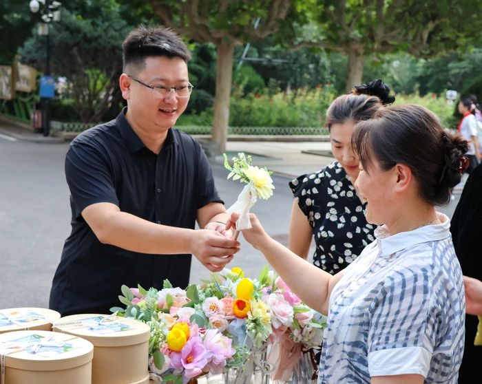 教师节一早，他们收到特别礼物