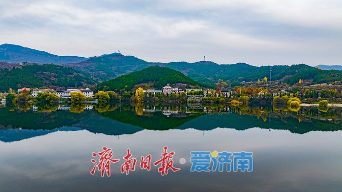 济南锦绣川水库化身“天空之镜” 山水倒影绘就壮丽画卷