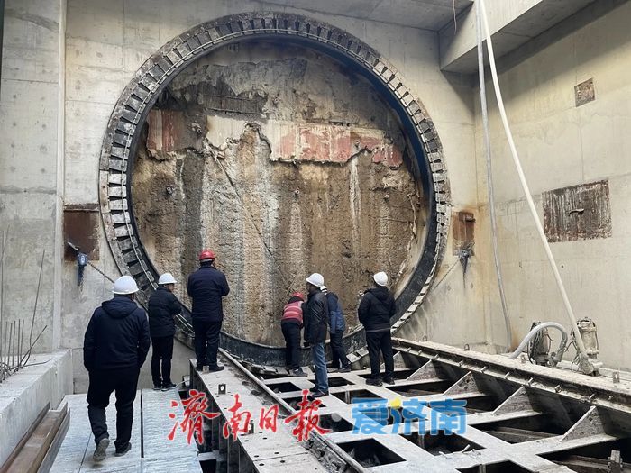 泉城年味气氛组已就位，是“蛇”候过年啦！