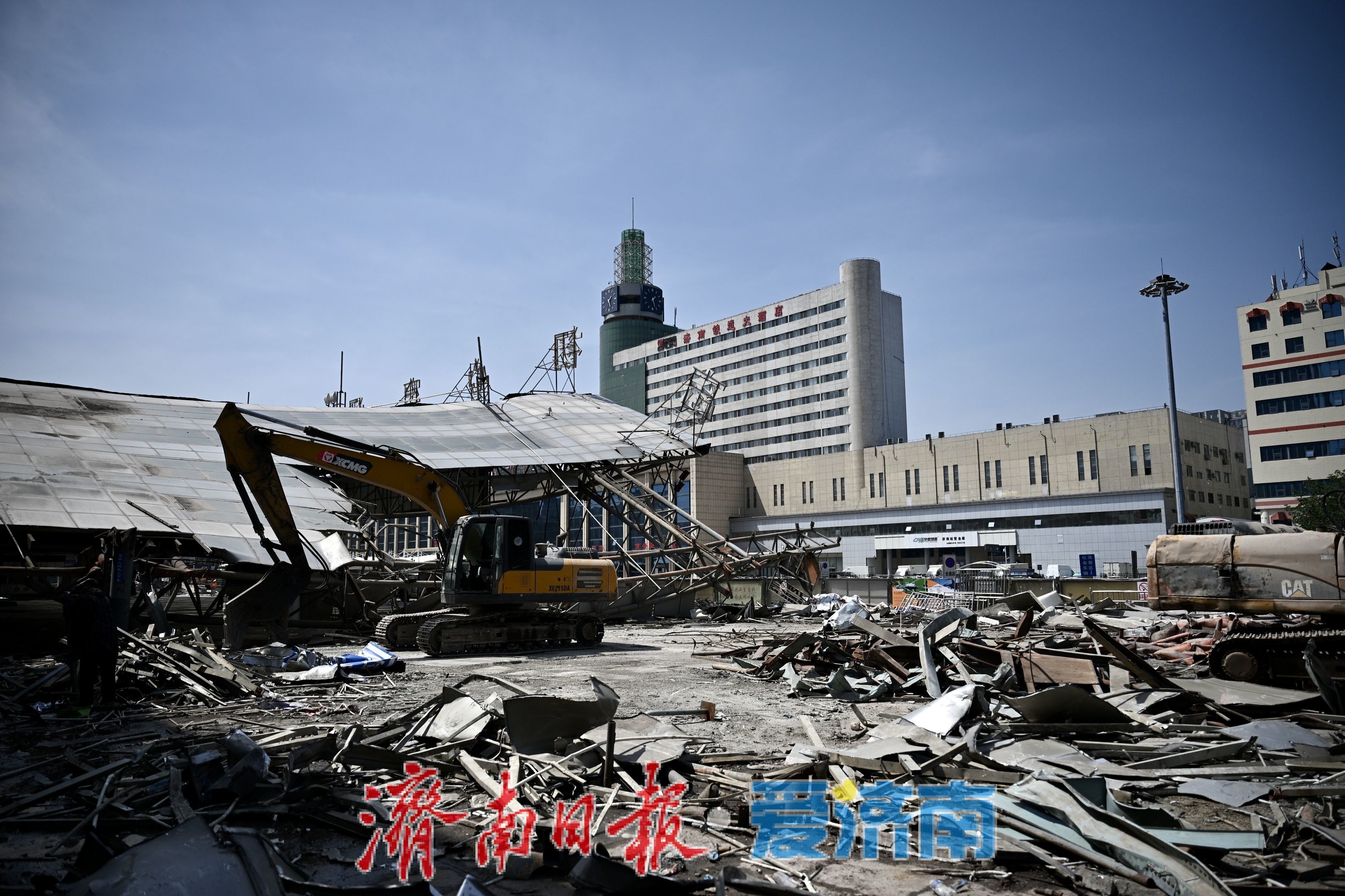 济南广场汽车站拆除施工全面展开，原发车区顶棚正在拆除