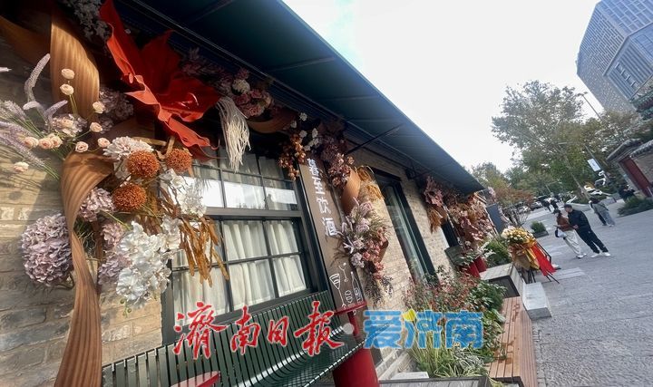 一年四季 泉在济南丨秋色映古韵 济南上新街老建筑成打卡热点