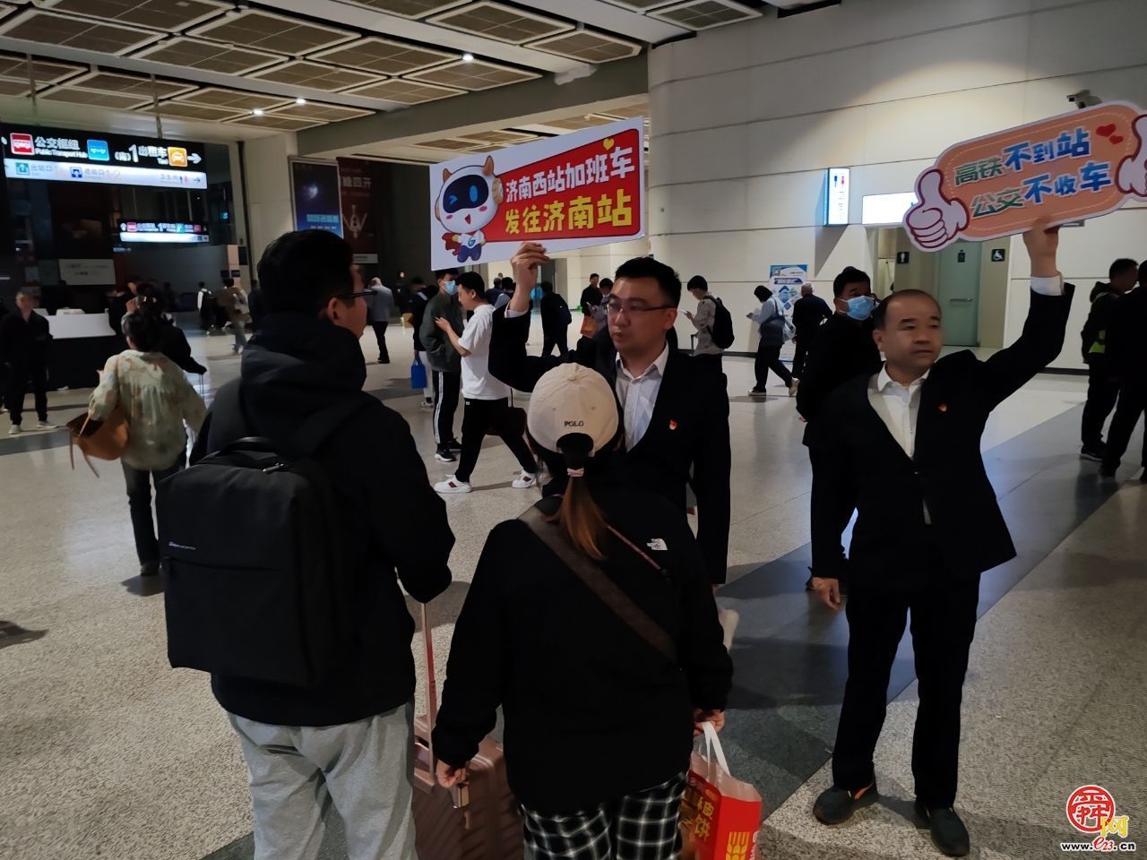 济南公交深夜护航 温暖旅客归途