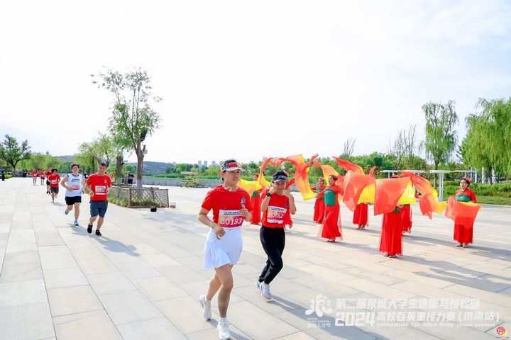 “马”到成功！第二届泉城大学生迷你马拉松暨2024高校百英里接力赛(济南站)开跑