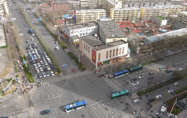 济南市启用首条内嵌式左转车道 经七纬十二路口左转车辆通行能力大幅提升