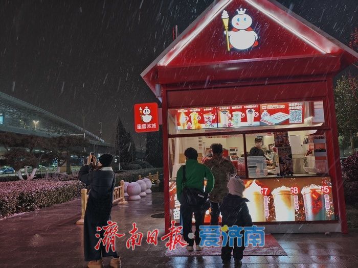 初雪漫泉城 济南机场旅客平安出行